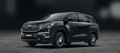 Toyota Innova Hycross front view