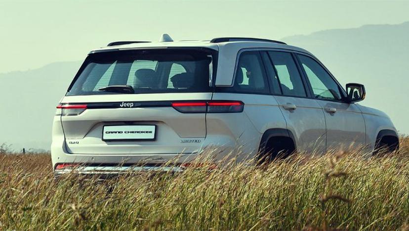 Jeep Grand Cherokee Exterior image 9